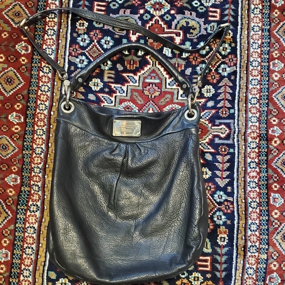 MARC BY MARC JACOBS BLACK PEBBLED LEATHER. Q HILLIER CLASSIC HOBO. GOLD PLATED. - Picture 1 of 15